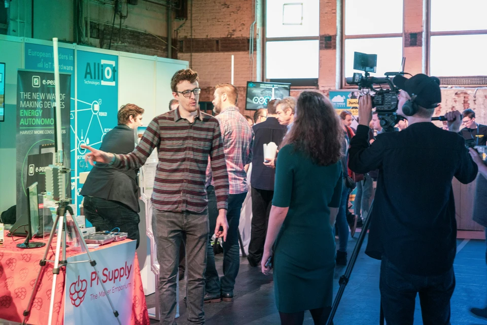 photo 1582775840901 53b45bc00a1e